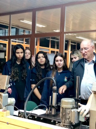 Visita de jovens estudantes na Dimel